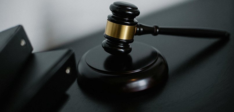 Ile zarabiają prawnicy w Polsce po 5 i 10 latach pracy? Sprawdź ścieżki kariery