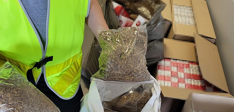 Kilogramy trefnego towaru u 69-latki. Policja zrobiła nalot