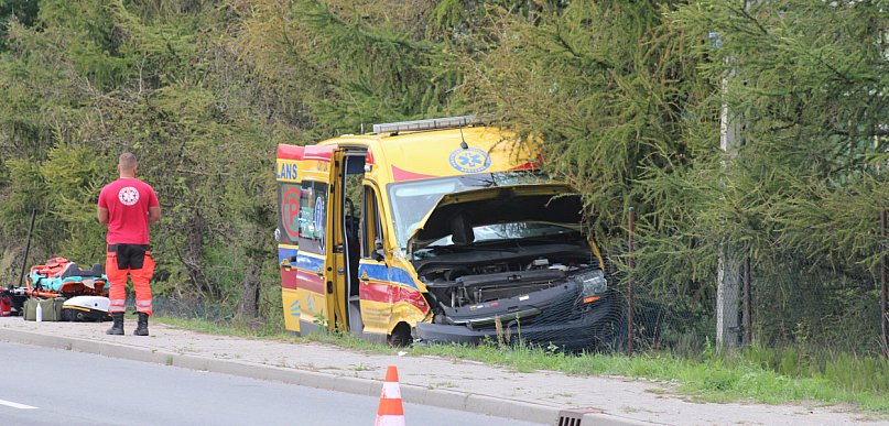 Karetka w rowie, droga do Śmiłowic zablokowana