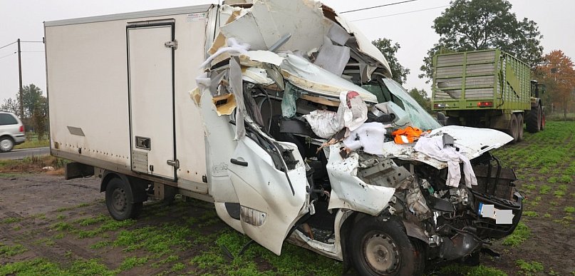 O krok od tragedii. Bus wbił się w przyczepę ciągnika