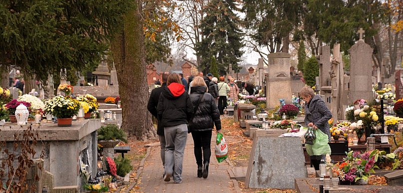 Wszystkich Świętych 2025: tak czynne będą włocławskie cmentarze