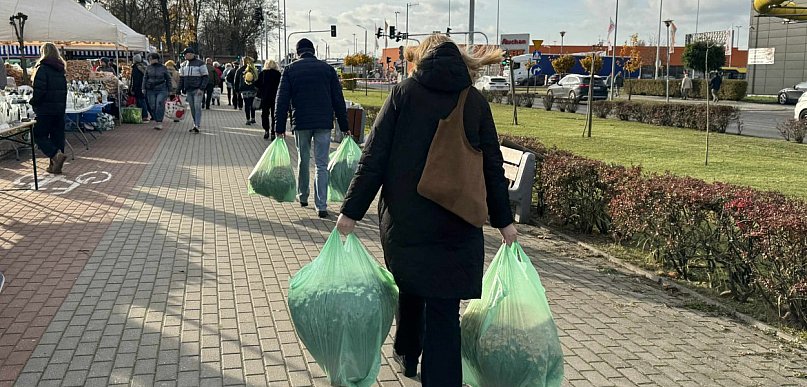Na cmentarzu dziś ruch już prawie jak 1 listopada (FOTO)