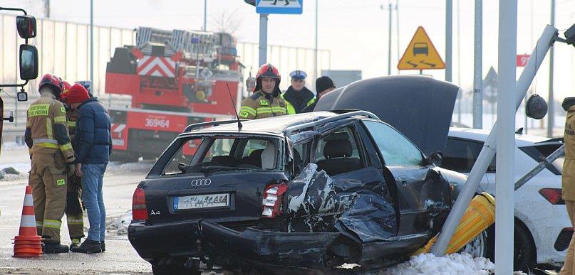 Wypadek na skrzyżowaniu. Wóz strażacki wjechał na czerwonym świetle