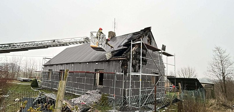 Sześć zastępów w akcji. Kobieta trafiła do szpitala po pożarze domu