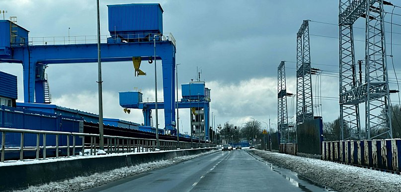 Na moście remont, wybierają tamę. „Niech chociaż odśnieżą chodnik” [LIST]
