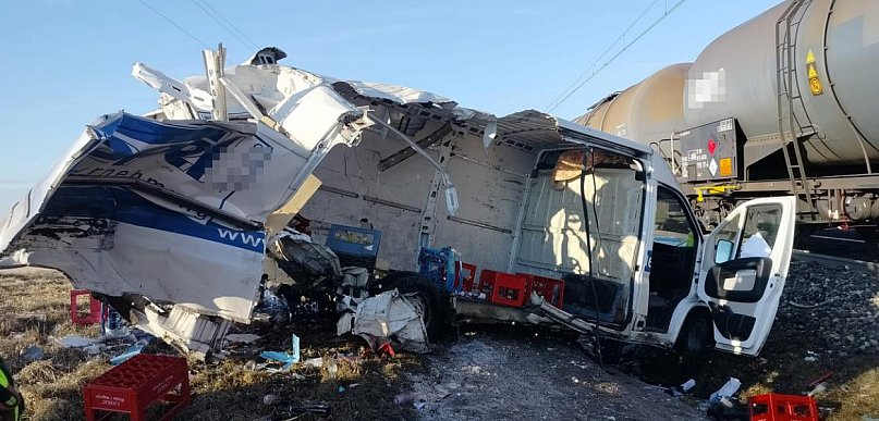 Dostawczak wjechał pod pociąg towarowy. Siła uderzenia rozerwała auto