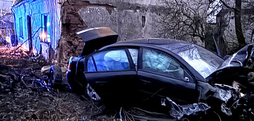 To 19-latek wjechał w dom przy DK91. Nowe ustalenia policji szokują
