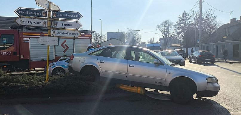 Porzucone auto na skrzyżowaniu i ucieczka. Ta historia ma ciąg dalszy