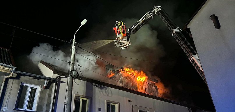 Pożar w środku nocy. Wielogodzinna akcja i ewakuacja mieszkańców