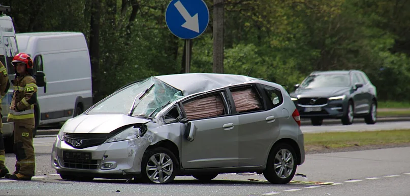 Dachowanie na alei Kazimierza Wielkiego. Kobieta trafiła do szpitala