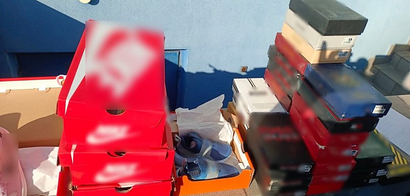 Podejrzany samochód stał przy targowisku. Służby zajrzały do środka