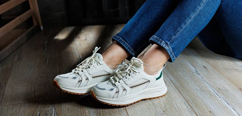 Sneakersy damskie – jak wybrać model, który pasuje do wszystkiego?