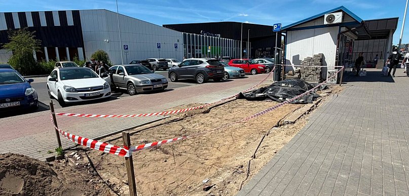 Nocna operacja przy dworcu we Włocławku. Kiosk odjechał na lawecie