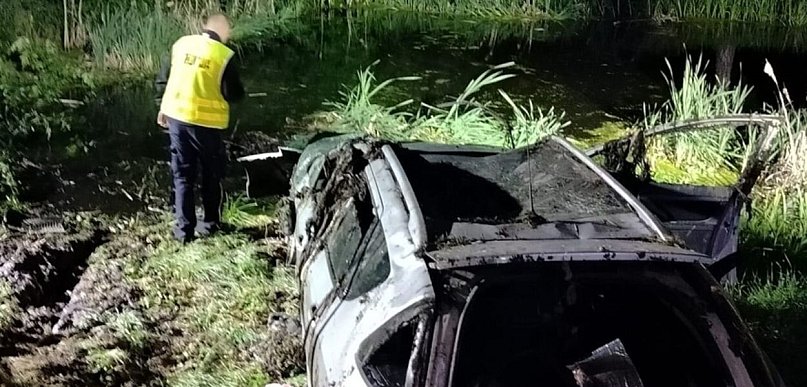 Auto wpadło do bagna i przewróciło się na dach. Dwie osoby nie żyją