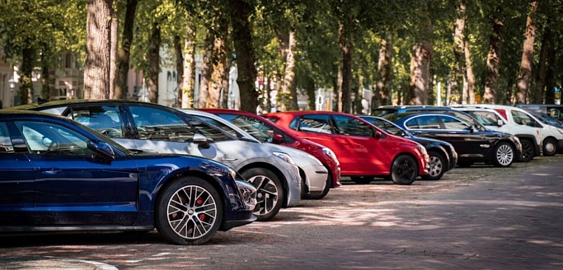 Wjazd, parking i droga wewnętrzna – jak uporządkować ruch na prywatnym terenie?