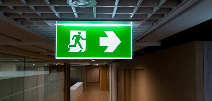 Oprawy awaryjne – rodzaje, różnice i jak dobrać właściwy typ do konkretnego obiekt