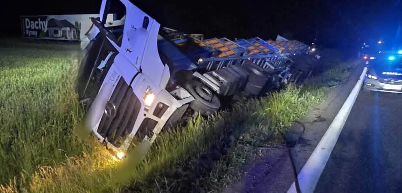 Tir z kurczakami przewrócił się w nocy. Akcja trwała ponad 3 godziny