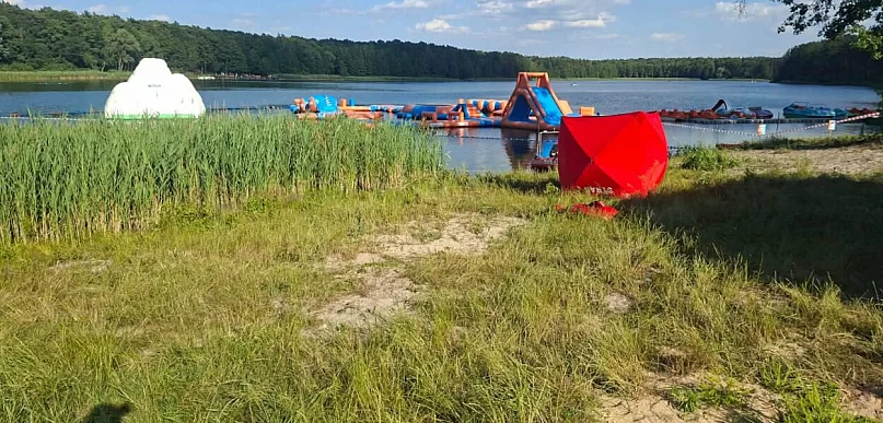 Tragedia nad popularnym jeziorem. 18-latek nie przeżył próby przepłynięcia akwenu