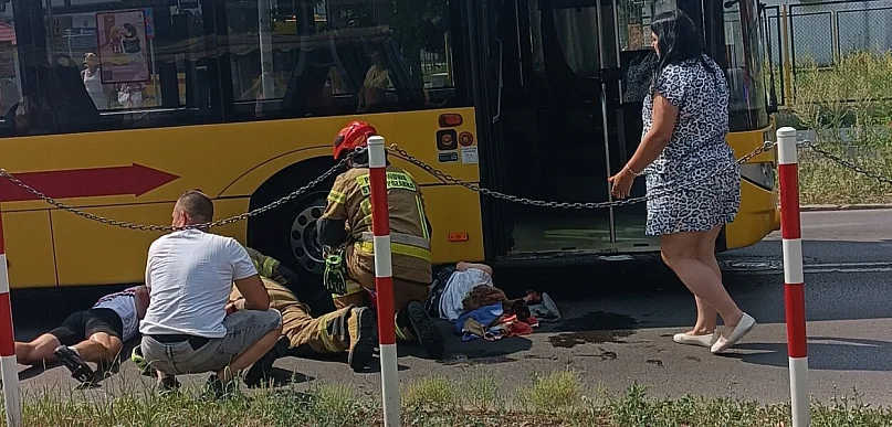72-latka weszła pod autobus MPK? Kobieta uwięziona pod pojazdem