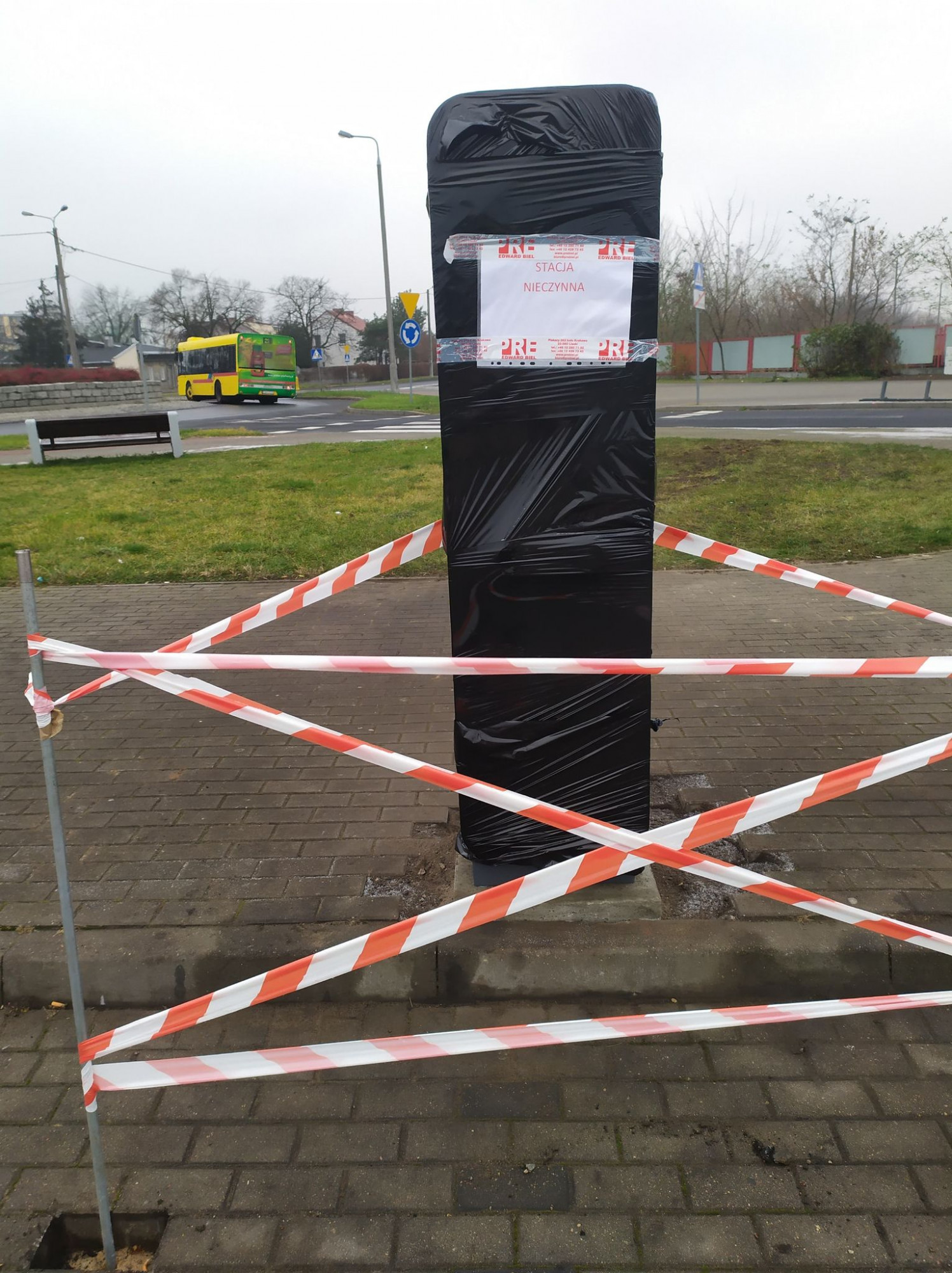 Na parkingu przy rondzie Kokoszka stanęło tajemnicze urządzenie owinięte na razie czarną folią. Fot. ddwloclawek.pl