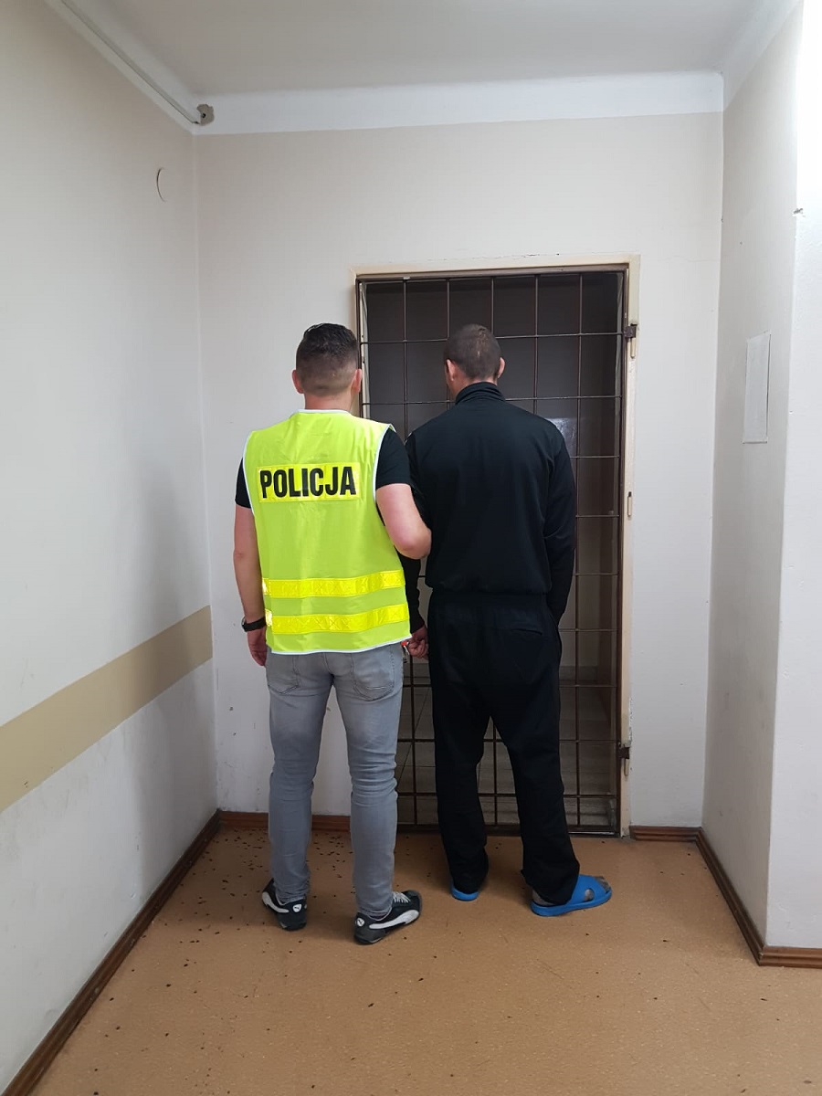 Mężczyzna usłyszał zarzut związany z włamaniem do pojazdu dokonanym w recydywie, za który może mu teraz grozić kara nawet do 15 lat pozbawienia wolności. Fot. KMP Wloclawek.pl