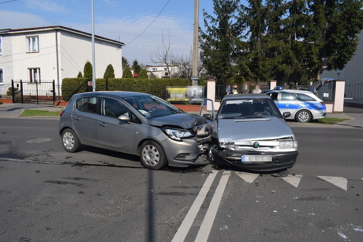 Wypadek we Włocławku:  na skrzyżowaniu Kapitulnej z Robotniczą zderzyły się dwa samochody osobowe.  Fot. KMP Włocławek.
