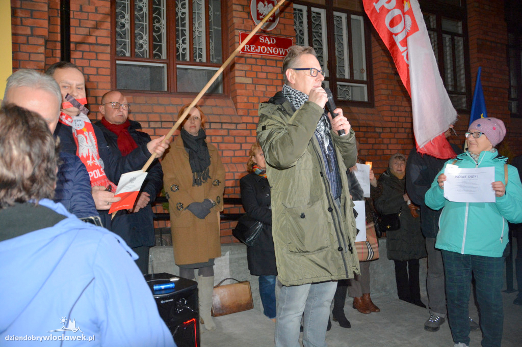 SSR Jarosław Konopka podczas protestu przed sądem we Włocławku przeciwko zmianom w prawie wprowadzanym przez PiS w grudbiu 2019 roku. Fot. DD