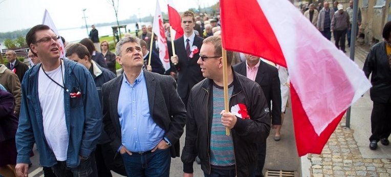 Pochód pierwszomajowy 2013. Od lewej: Mariusz Marciniak, członek Rady Miejskiej SLD; radny Dariusz Wesołowski i Jarosław Pułanecki, dyrektor Domu Pomocy Społecznej Na Skarpie. Fot. Ł. Daniewski.