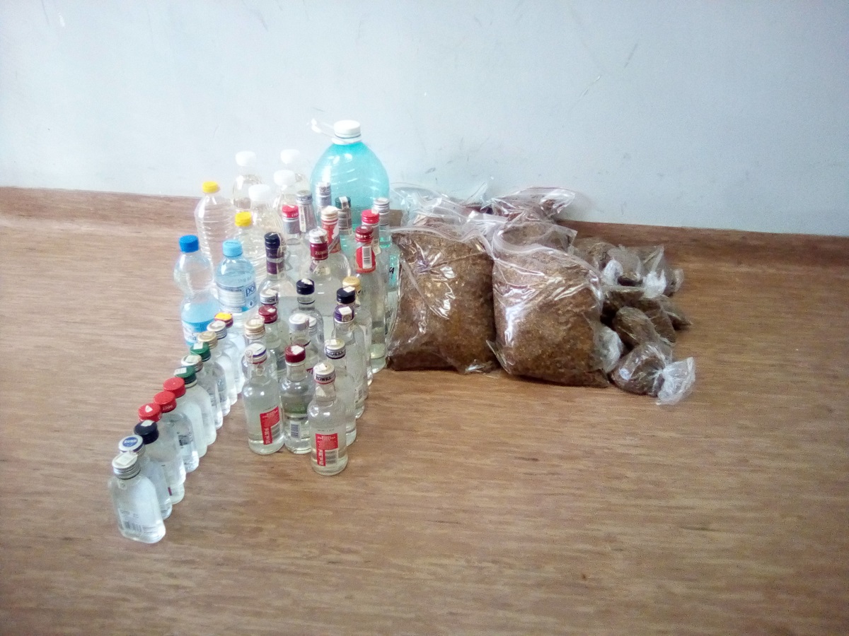 Policja znalazła prawie 4 kilogramy krajanki tytoniowej oraz ponad 40 butelek alkoholu. Fot. KMP Włocławek