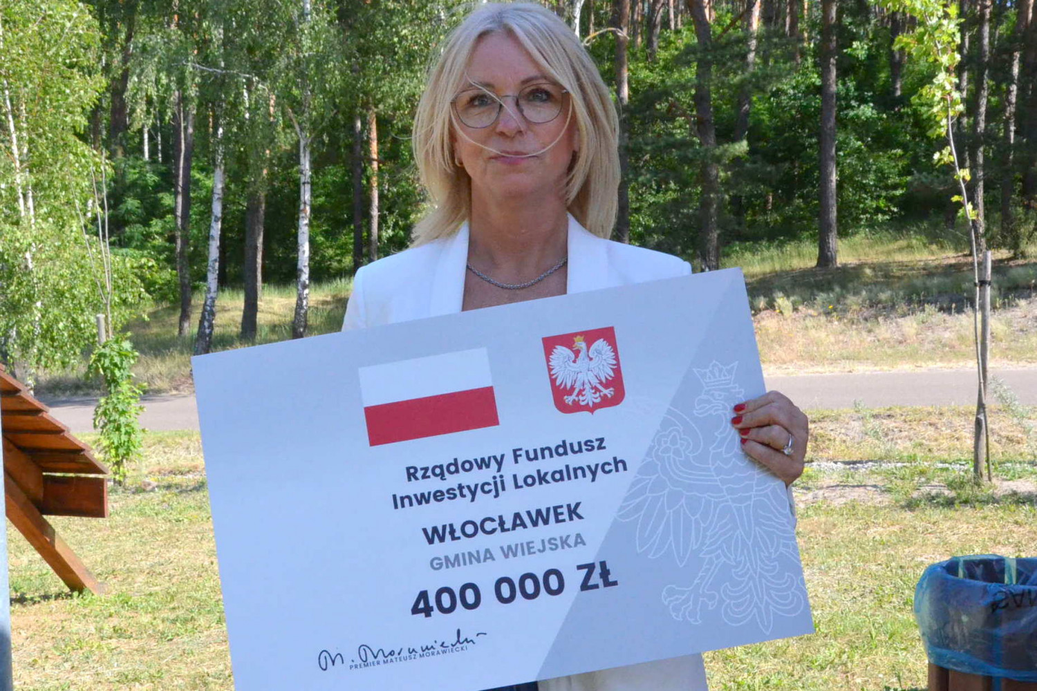 Wójt Gminy Włocławek Magdalena Korpolak-Komorowska z 'czekiem' symbolizującym dofinansowanie z RFIL. Fot. UG Włocławek