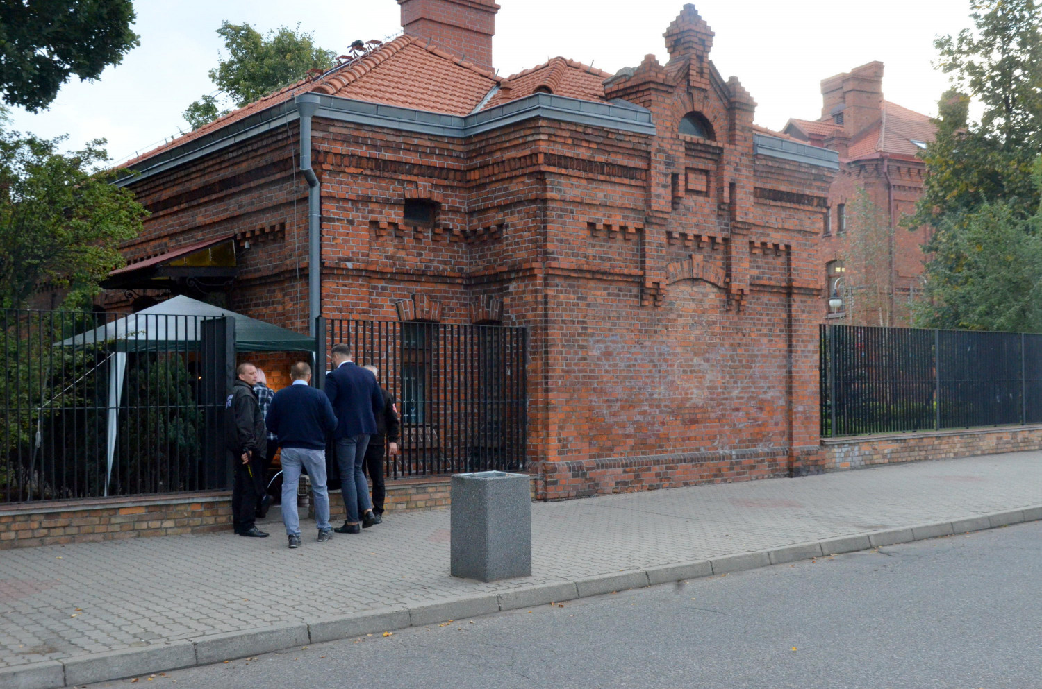 Aktualnie na teren sądów wchodzi się tymczasowym wejściem, umiejscowionym z boku, przy jednym z budynków administracji. Fot. DDWloclawek.pl