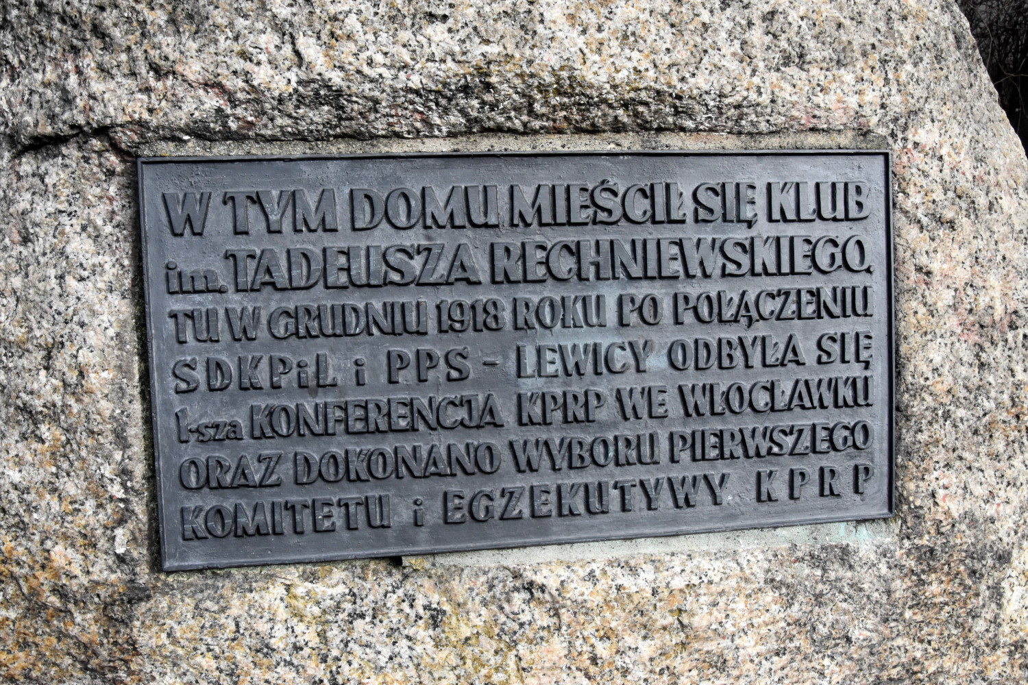 Tablica propagująca komunizm ma zniknąć z kamienia przy ul. Kilińskiego. Fot. DDWloclawek.pl