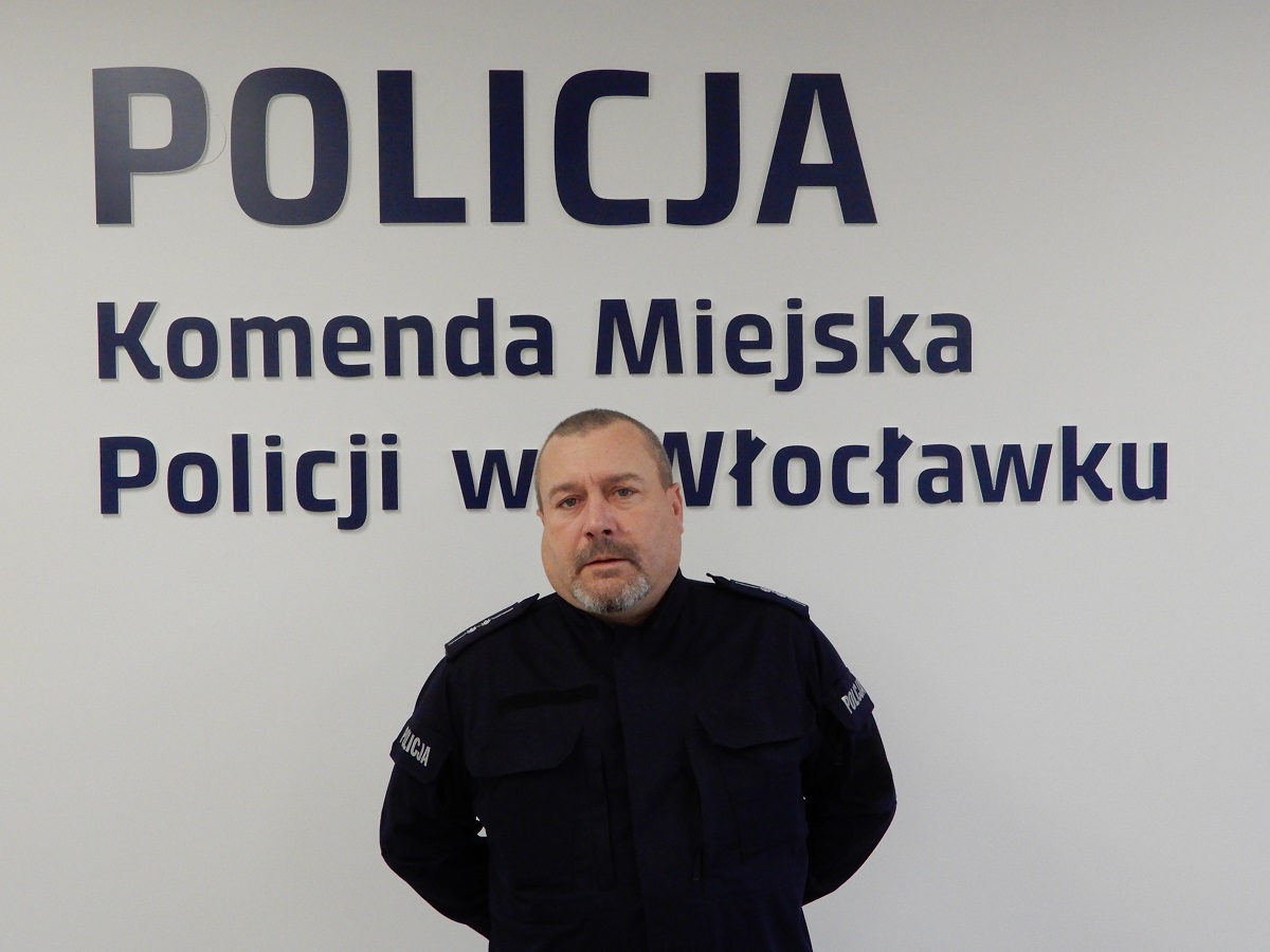 Dzielnicowy z Zazamcza, aspirant Dariusz Wołczak. Fot. KMP Włocławek. 