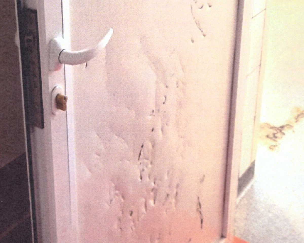 Uszkodzone drzwi. Fot. KMP Włocławek