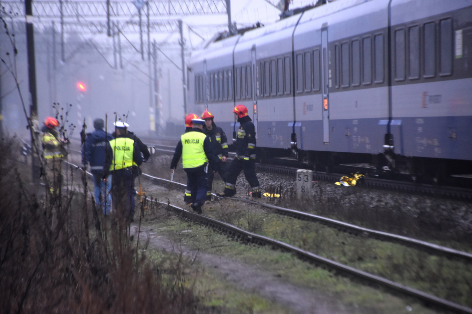 Na miejscu pracują policjanci, którzy wykonują czynności pod nadzorem prokuratora. Fot. G. Sobczak
