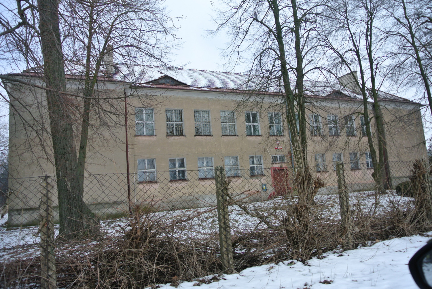 Budynek jest częściowo ogrodzony.