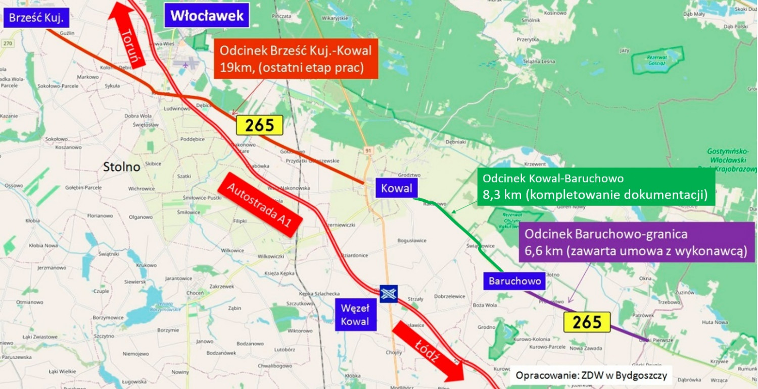 Blisko siedmiokilometrowy odcinek drogi wojewódzkiej nr 265 prowadzący z Baruchowa do granicy z Mazowszem zostanie gruntownie zmodernizowany. Podpisano już umowę.  Droga wojewódzka nr 265 stanowi ważny dojazd do węzłów na autostradzie A1 w Kowalu i pod Włocławkiem. W kujawsko-pomorskim na długości ponad 30 kilometrów komunikuje między innymi gminy Brześć Kujawski, Włocławek, Kowal i Baruchowo.  Umowę na modernizację drogi podpisano ostatnio w Urzędzie Marszałkowskim w obecności wicemarszałka Zbigniewa Sosnowskiego, członka zarządu województwa Anety Jędrzejewskiej oraz przedstawicieli lokalnych samorządów, w tym m.in. starosty włocławskiego.  - Wyraziłem podziękowanie za to, że w ostatnim czasie następuje ożywienie w przebudowie i remoncie dróg wojewódzkich na terenie powiatu Włocławskiego. Jest to jeden z kluczowych problemów do rozwiązania za który odpowiada Samorząd Województwa. Z niecierpliwością czekamy na dokończenie obecnie realizowanych zadań jak rozpoczęcie kolejnych odcinków  - mówi Roman Gołębiewski, starosta powiatu włocławskiego.  Droga wojewódzka nr 265 zostanie zmodernizowana na odcinku o długości 6,6 km.  - To pierwszy etap przebudowy. Równocześnie trwają przygotowania związane ze zleceniem przebudowy ośmiokilometrowego odcinka na trasie Kowal-Baruchowo. Pieniądze na to zadanie są zabezpieczone, trwa aktualizacja dokumentacji projektowej. Prace budowlane ruszą w przyszłym roku  - zaznaczył wicemarszałek Zbigniew Sosnowski.  Jak informuje urząd marszałkowski, prace obejmą ułożenie nowych warstw nawierzchni i wzmocnienie jezdni, co zapobiegnie powstawaniu kolein i spękań na trasie, którą porusza się wiele ciężarówek. Przebudowane zostaną zatoki autobusowe, rowy odwadniające, zjazdy na posesje i do pól uprawnych.  - W powiecie włocławskim, który posiada bardzo gęstą sieć dróg wojewódzkich w ciągu ostatnich lat nadrabiamy wiele zaległości. Trwa ostatni etap modernizacji odcinka drogi wojewódzkiej nr 265 z Brześcia do Kowala, gdzie wiosną zleciliśmy szereg dodatkowych prac. Zawarliśmy także kolejne umowy, m.in. na modernizację drogi wojewódzkiej z Brześcia do Lubrańca oraz budowę obwodnicy Lubrańca  - podkreśliła członek zarządu województwa Aneta Jędrzejewska.          Trasa zyska utwardzone pobocza i oznakowanie. Zakończenie prac budowlanych planowane jest jeszcze w tym roku. Inwestycja jest finansowana ze środków województwa kujawsko-pomorskiego.   Zarząd Dróg Wojewódzkich zawarł umowę z wykonawcą prac. Zakończenie wartej 7,8 mln zł inwestycji finansowanej z budżetu województwa kujawsko-pomorskiego planowane jest jeszcze w tym roku. Zdjęcia w podpisanym folderze: https://drive.kujawsko-pomorskie.pl/index.php/s/XAXlejr21Rw8mem fot. Szymon Zdziebło/tarantoga.pl dla UMWKP.            - W powiecie włocławskim, który posiada bardzo gęstą sieć dróg wojewódzkich w ciągu ostatnich lat nadrabiamy wiele zaległości. Trwa ostatni etap modernizacji odcinka drogi wojewódzkiej nr 265 z Brześcia do Kowala, gdzie wiosną zleciliśmy szereg dodatkowych prac. Zawarliśmy także kolejne umowy, m.in. na modernizację drogi wojewódzkiej z Brześcia do Lubrańca oraz budowę obwodnicy Lubrańca ? podkreśliła członek zarządu województwa Aneta Jędrzejewska.    - Prace rozpoczynamy już dziś. Na początek zajmiemy się frezowaniem istniejącej nawierzchni, następnie wykopane zostaną rowy, wykonamy przepusty pod zjazdami i kolejno będziemy układać wszystkie warstwy konstrukcyjne i bitumiczne jezdni ? wyjaśnił kierownik kontraktu, przedstawiciel firmy Drogomex sp. z o. o. Mateusz Antoniak.     Prace obejmą ułożenie nowych warstw nawierzchni i wzmocnienie jezdni, co zapobiegnie powstawaniu kolein i spękań na trasie, którą porusza się wiele ciężarówek. Przebudowane zostaną zatoki autobusowe, rowy odwadniające, zjazdy na posesje i do pól uprawnych. Trasa zyska utwardzone pobocza i oznakowanie. Zakończenie prac budowlanych planowane jest jeszcze w tym roku. Inwestycja jest finansowana ze środków województwa kujawsko-pomorskiego.    W dzisiejszym spotkaniu (24 sierpnia) uczestniczyli dyrektor Zarządu Dróg Wojewódzkich w Bydgoszczy Przemysław Dąbrowski i przedstawiciel wyłonionego w przetargu wykonawcy, spółki Drogomex, Mateusz Antoniak oraz starosta włocławski Roman Gołębiewski i Stanisław Sadowski, wójt gminy Baruchowo.    Droga wojewódzka nr 265 łącząca Brześć Kujawski z Gostyninem w województwie mazowieckim jest jedną z blisko 90 tras, które podlegają samorządowi województwa kujawsko-pomorskiego. Sieć dróg wojewódzkich ma długość ponad 1700 kilometrów, z czego w powiecie włocławskim znajduje się około 140 kilometrów.    Modernizacja drogi wojewódzkiej 265 w liczbach:  6,6 km to długość odcinka drogi wojewódzkiej nr 265, który zostanie przebudowany pomiędzy Baruchowem i granicą województwa, 7,84 mln zł to koszt prac budowlanych, 3 miesiące potrwają prace budowlane, 5 lat gwarancji udzieli wykonawca.   Wydatki na inwestycje drogowe  Samorząd województwa kujawsko-pomorskiego na przygotowanie i realizację zadań drogowych zabezpieczył środki o łącznej wartości 800 mln złotych, które zostaną wykorzystane na przeprowadzenie inwestycji do 2023 roku. Do tej kwoty dołączyliśmy kolejne 200 mln złotych przeznaczony na modernizację infrastruktury drogowej w następnych trzech latach, co łącznie daje miliard złotych na poprawę jakości wojewódzkich tras. Z listą realizowanych obecnie zadań można zapoznać się na naszej stronie.