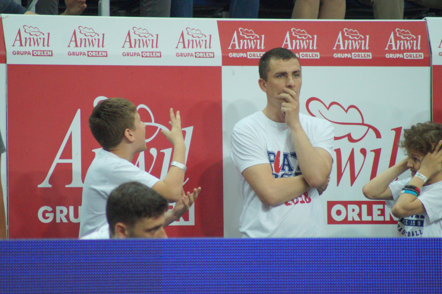 Krzysztof Kukucki na mecze chodzi za zwyczaj z synami. Na zdjęciu - podczas meczu z Arką Gdynia w Hali Mistrzów (21.05.).