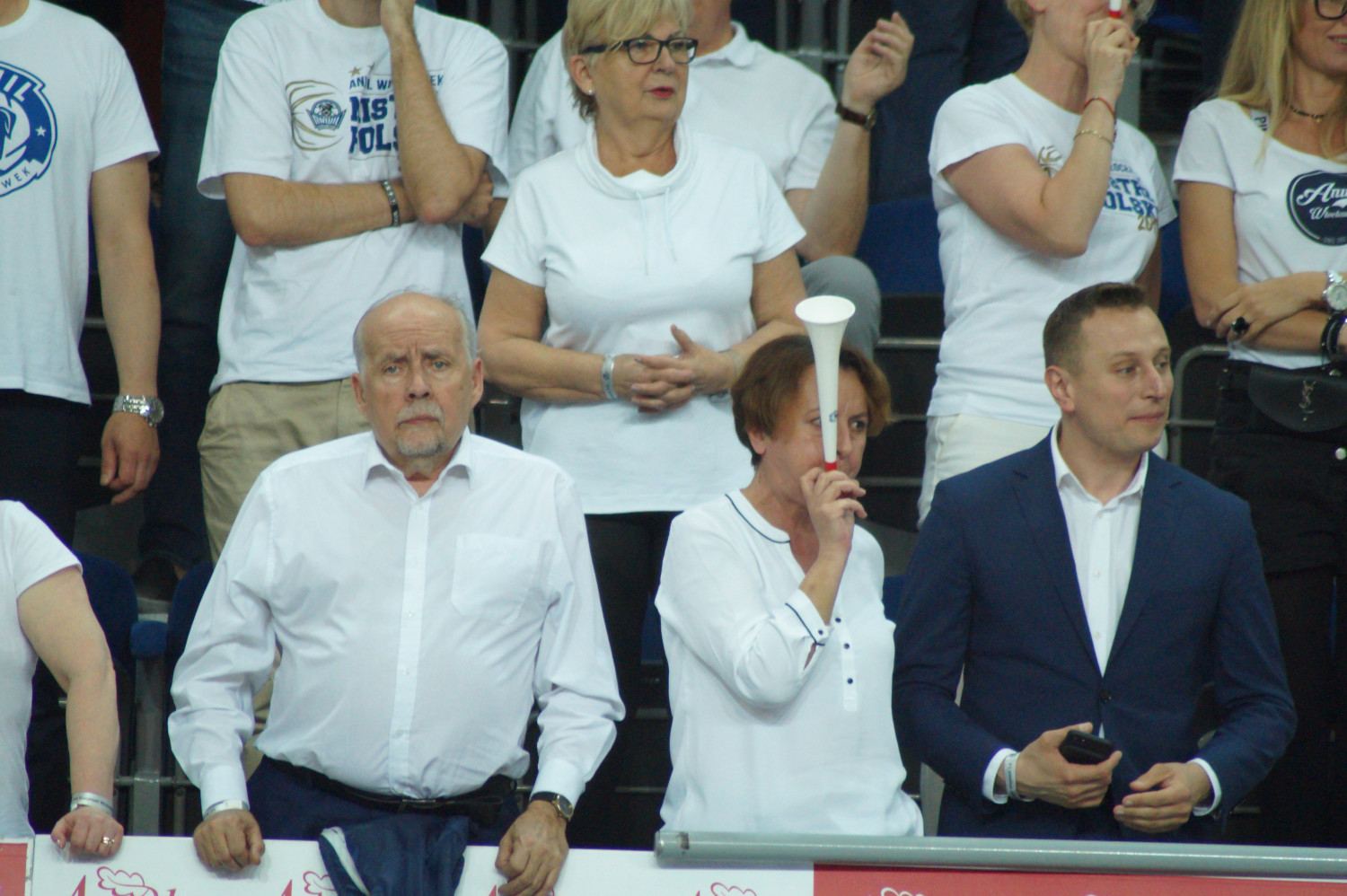 Agata Wojtkowska (po środku) na wtorkowym meczu Anwilu z Arką. Po lewej: Andrzej Person zasiadający w Radzie Sportu, po prawej: poseł Krzysztof Brejza.