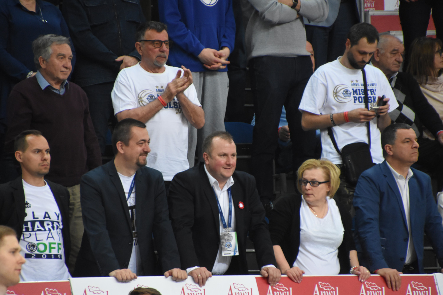 Anwilowi kibicują także Łukasz Pszczółkowski, Wydziału Sportu i Turystyki (pierwszy od lewej w pierwszym rzędzie) oraz Andrzej Walczak, prezes MPEC (trzeci od lewej, w pierwszym rzędzie). W drugim rzędzie od lewej: kandydat na prezydenta Włocławka w 2018 roku - Eugeniusz Wypijewski.