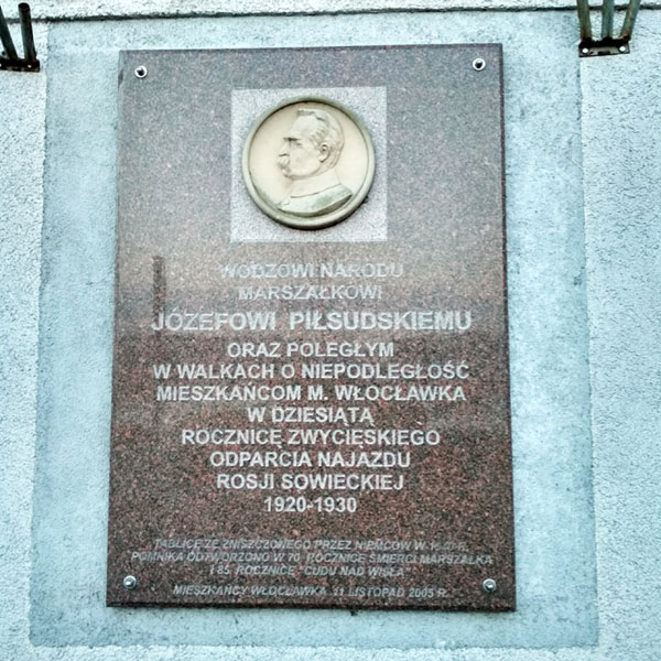 W 2005 roku na ścianie spichlerza należącego do włocławskiego muzeum odsłonięto tablicę, która przypominała o tym, że kilkanaście metrów dalej, przed wojną upamiętniono marszałka i poległych w 1920 r.