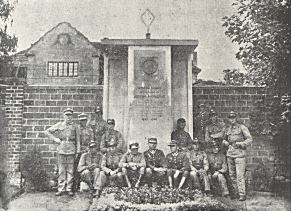 Żołnierze 14 P.P. Przed pomnikiem Marszałka Józefa Piłsudskiego. Źródło: Jednodniówka 14 Pułku Piechoty w 16 rocznicę powstania : 27 października 1918 - 1934