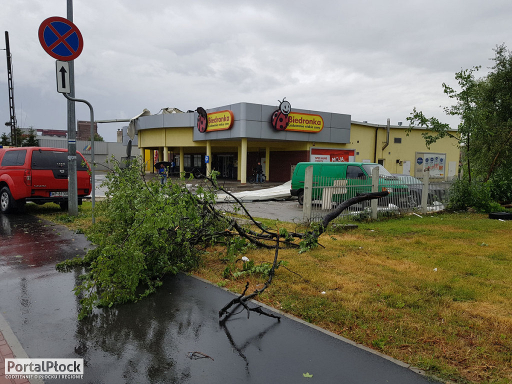 Uszkodzona przez wiatr Biedronka w Płocku. Fot. Portal Płock 