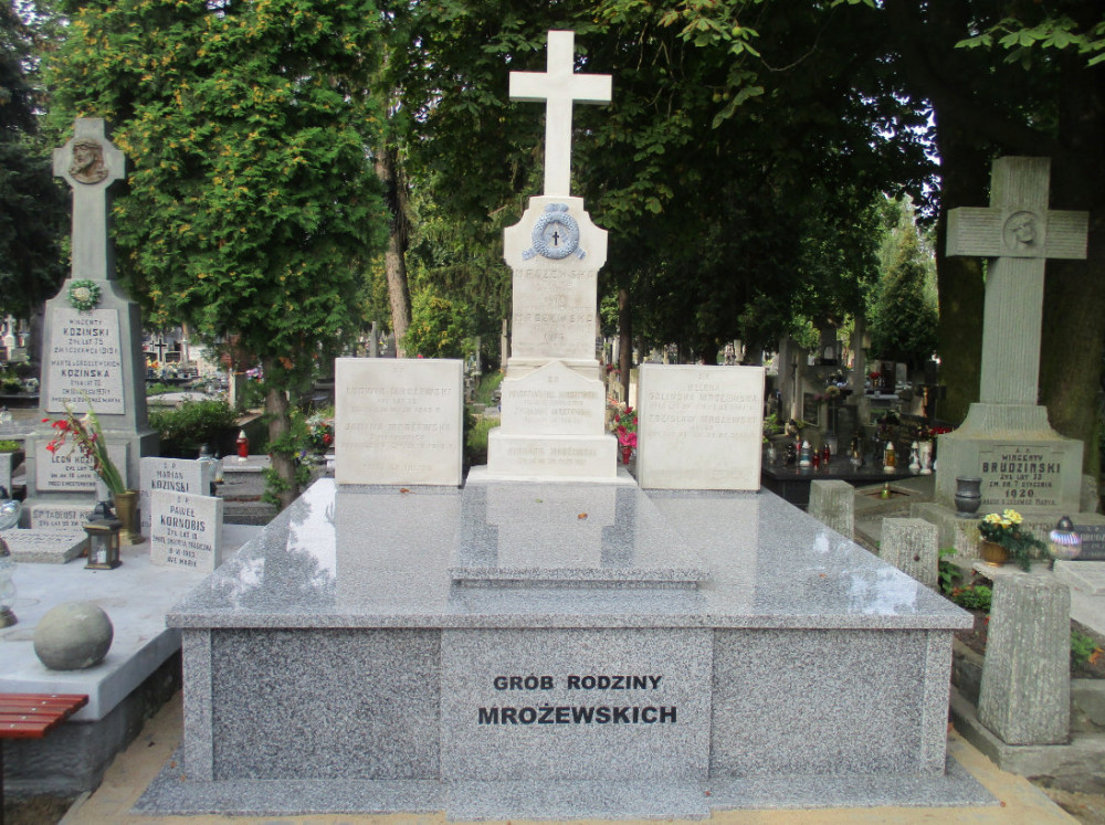 Nagrobek Zdziława Mrożewskiego. Źródło: http://www.grobonet.mzukid.pl