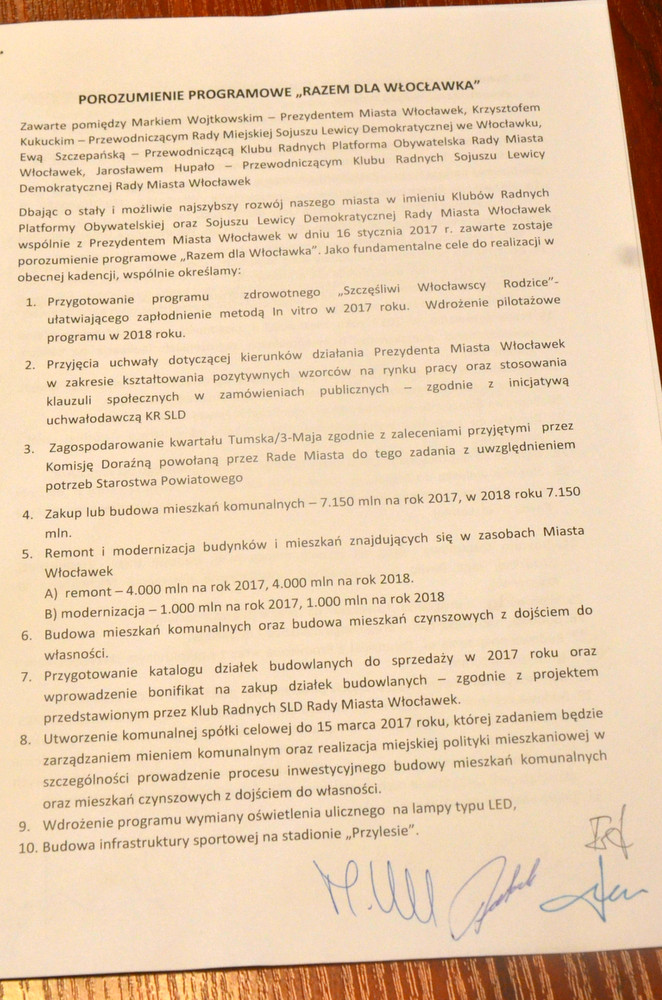 Pierwsza strona umowy między PO i SLD. Fot. DDWloclawek.pl