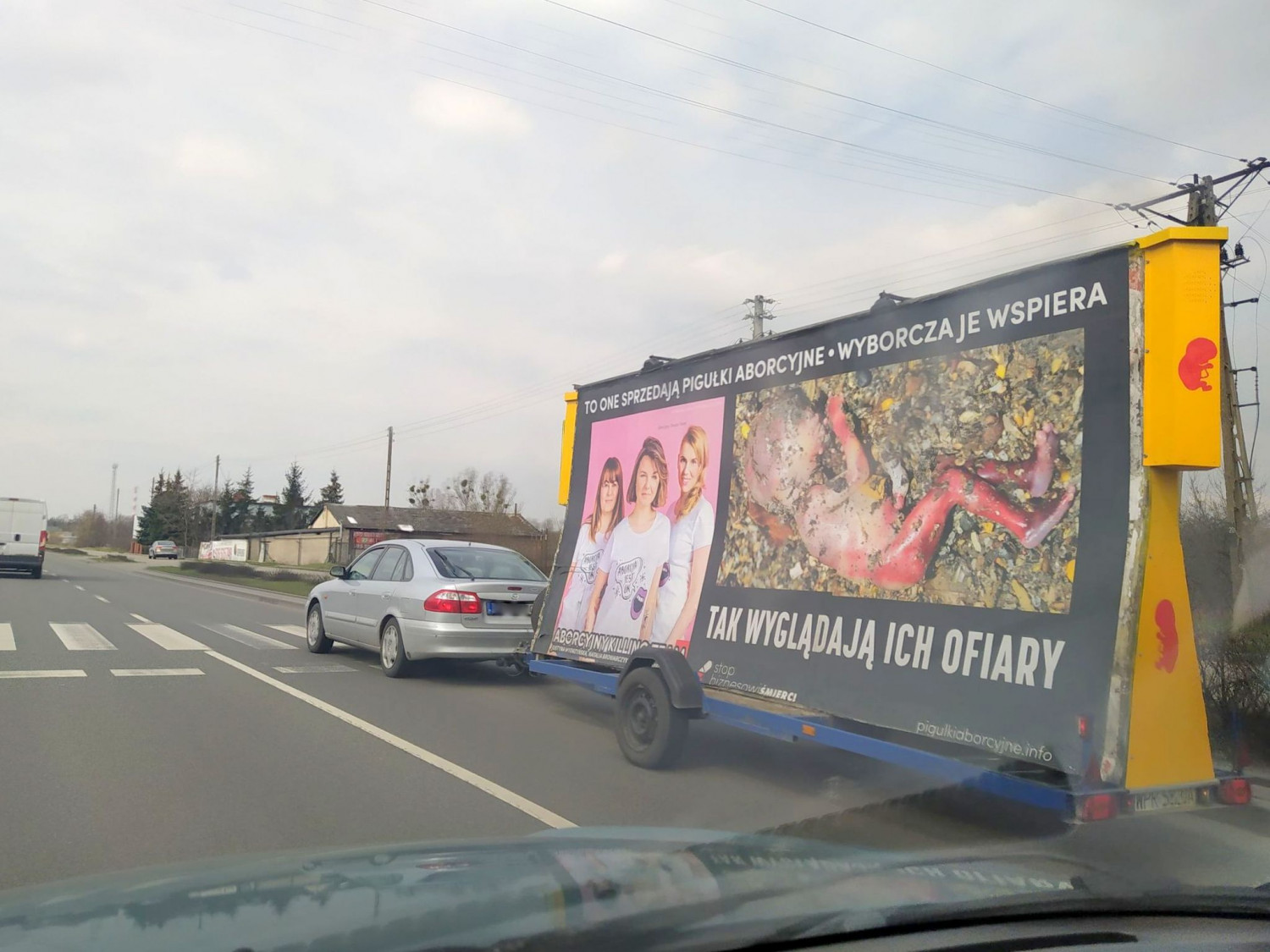 Włocławek: Przez miasto przejechał samochód z plakatem obrońców życia. Fot. nadesłane